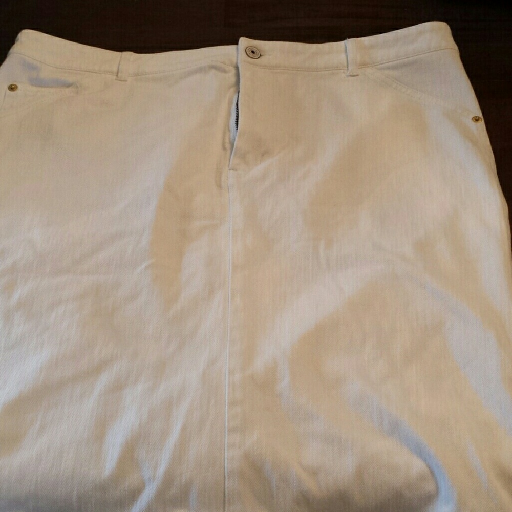Isaac Mizrahi like new white stretch denim skirt